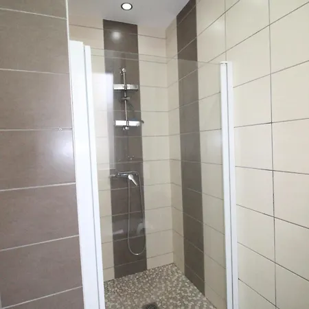 Plain-pied - 5 Couchages - Billard - Babyfoot - Terrasse - Jardin - Véranda - 4 Chambres&canapé Convertible - Netflix - Amazon Prime - Wifi - Stationnement Gratuit Devant - Centre - Géré Par Presta-zen'services Appartement