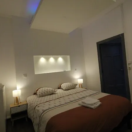 Apartment Plain-pied - 5 Couchages - Billard - Babyfoot - Terrasse - Jardin - Veranda - 4 & Canape Convertible - Netflix - Amazon Prime - Wifi - Stationnement Gratuit Devant - Centre - Gere Par Presta-zen'services