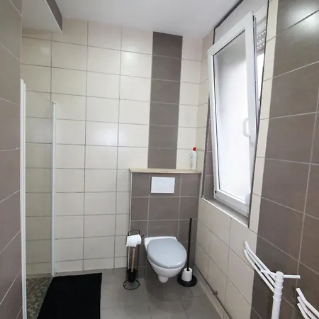 Apartmán Plain-pied - 5 Couchages - Billard - Babyfoot - Terrasse - Jardin - Veranda - 4 & Canape Convertible - Netflix - Amazon Prime - Wifi - Stationnement Gratuit Devant - Centre - Gere Par Presta-zen'services *