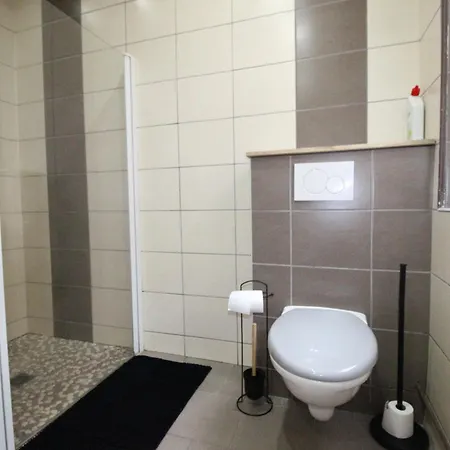 Plain-pied - 5 Couchages - Billard - Babyfoot - Terrasse - Jardin - Véranda - 4 Chambres&canapé Convertible - Netflix - Amazon Prime - Wifi - Stationnement Gratuit Devant - Centre - Géré Par Presta-zen'services Appartement *