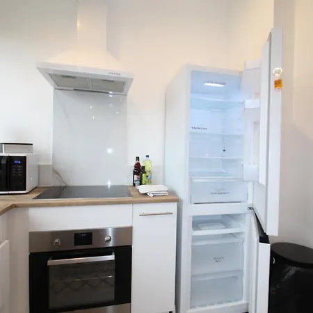 Apartment Plain-pied - 5 Couchages - Billard - Babyfoot - Terrasse - Jardin - Veranda - 4 & Canape Convertible - Netflix - Amazon Prime - Wifi - Stationnement Gratuit Devant - Centre - Gere Par Presta-zen'services Verdun-sur-Meuse