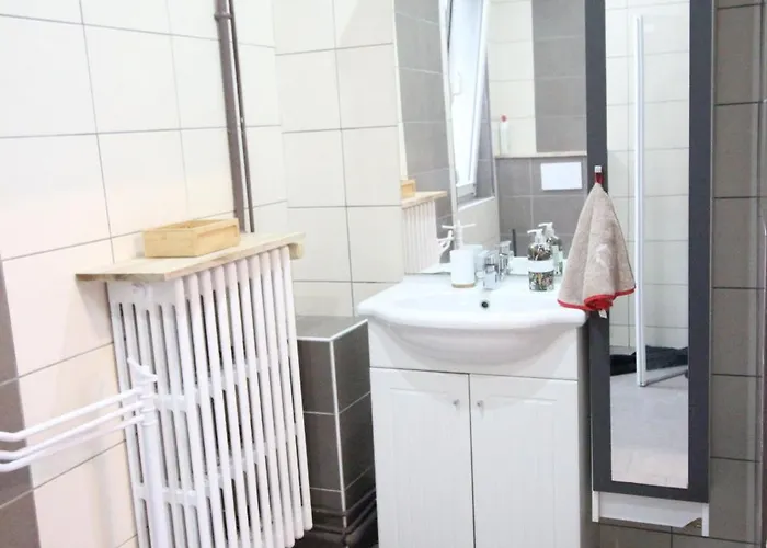 Plain-pied - 5 Couchages - Billard - Babyfoot - Terrasse - Jardin - Veranda - 4 & Canape Convertible - Netflix - Amazon Prime - Wifi - Stationnement Gratuit Devant - Centre - Gere Par Presta-zen'services Verdun-sur-Meuse